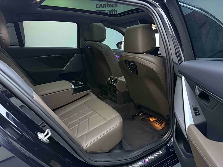 Фото 18 - BMW i5