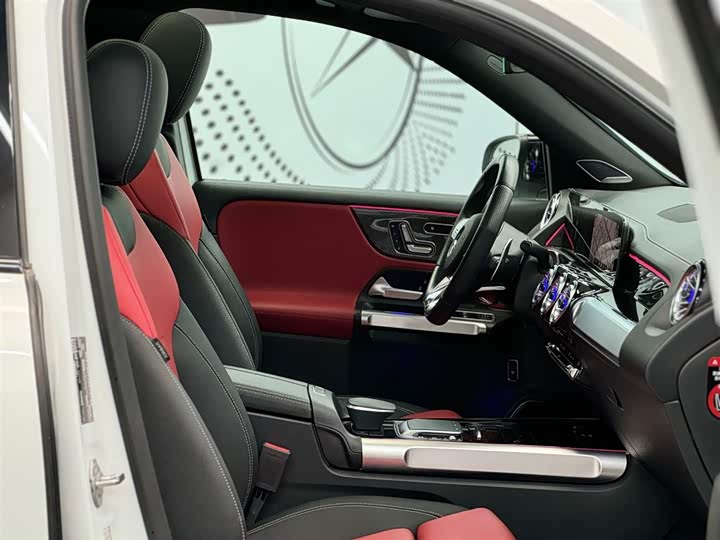 Фото 9 - Mercedes-Benz GLB-Class AMG