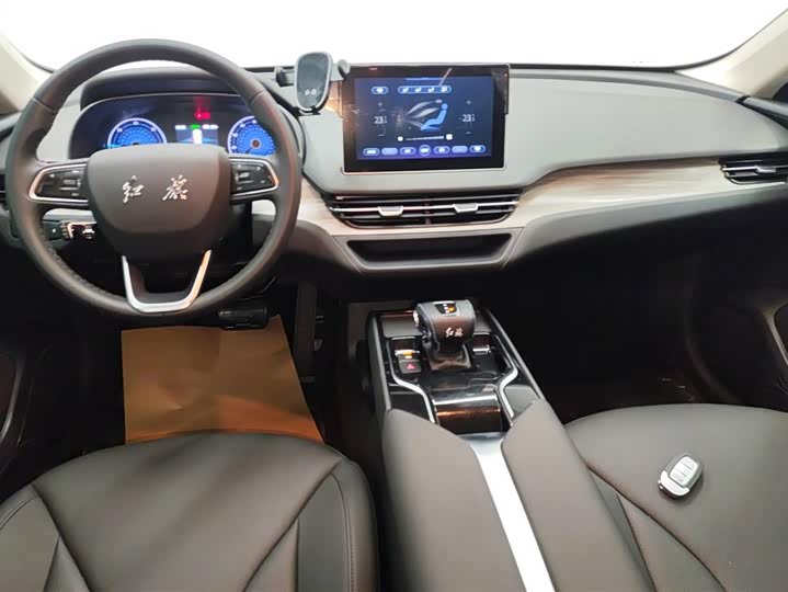 Фото 12 - Hongqi E-QM5