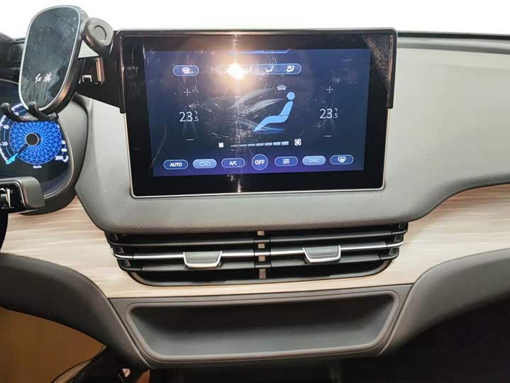 Фото 13 - Hongqi E-QM5