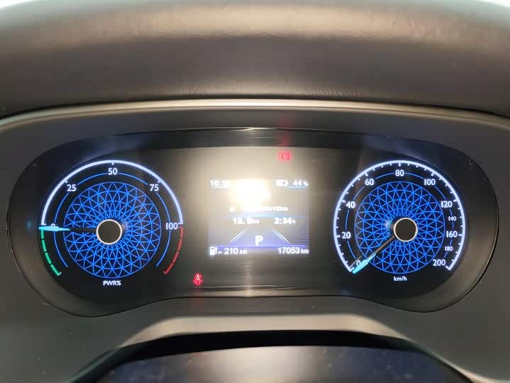 Фото 14 - Hongqi E-QM5