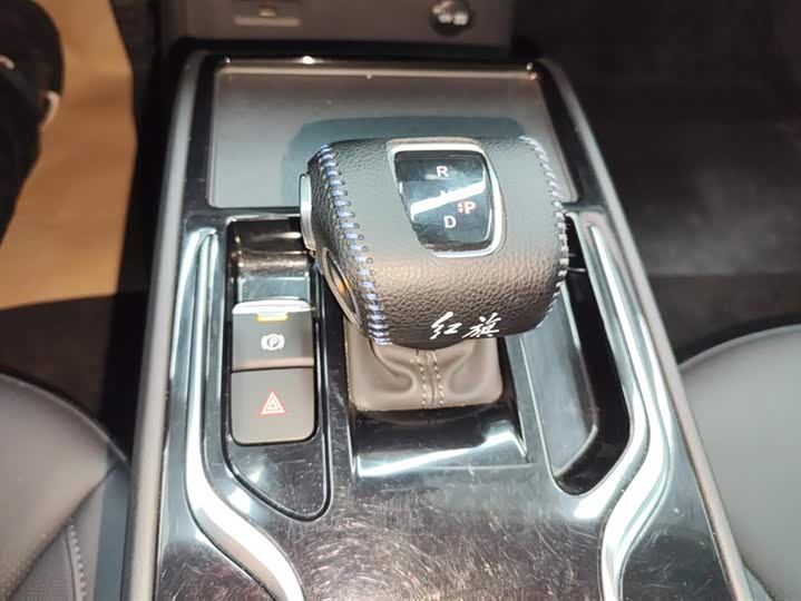 Фото 16 - Hongqi E-QM5