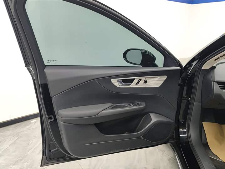 Фото 7 - Hongqi E-QM5