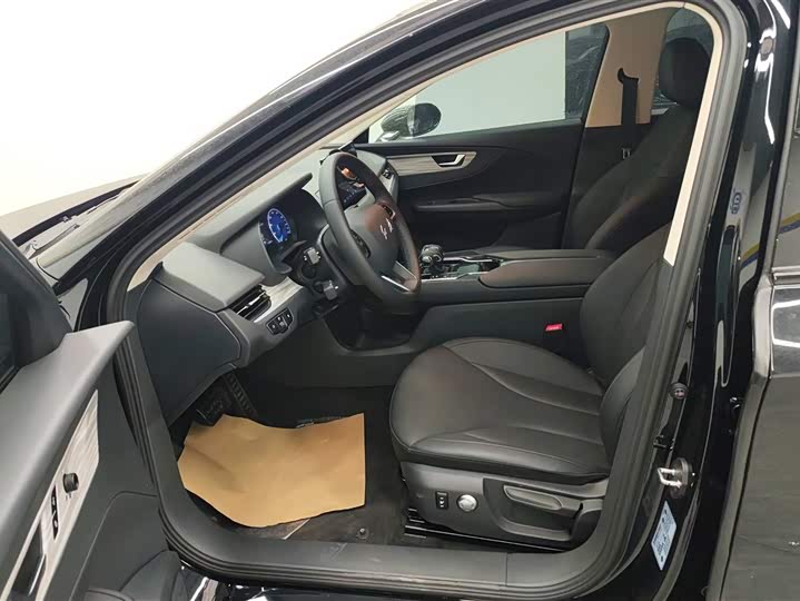 Фото 9 - Hongqi E-QM5