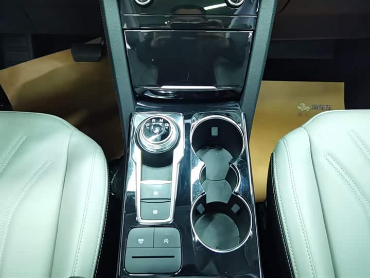 Фото 16 - Ford Escape