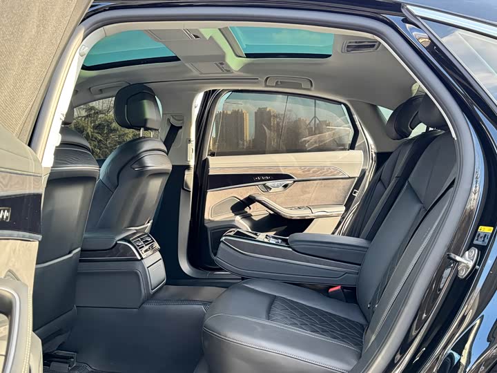 Фото 10 - Audi A8