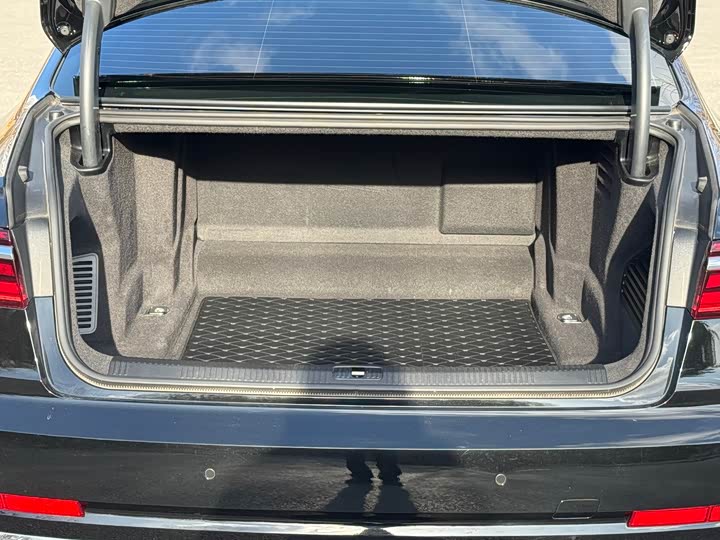 Фото 12 - Audi A8