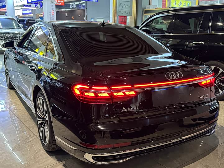 Фото 15 - Audi A8