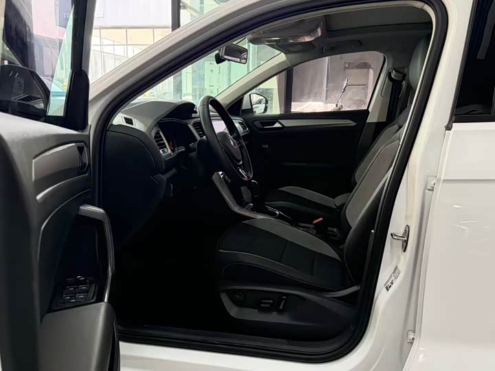 Фото 5 - Volkswagen T-Roc