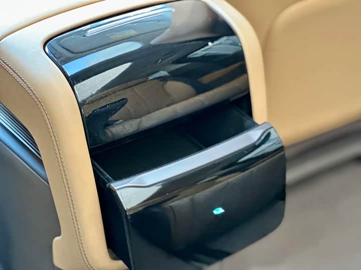 Фото 14 - Denza D9