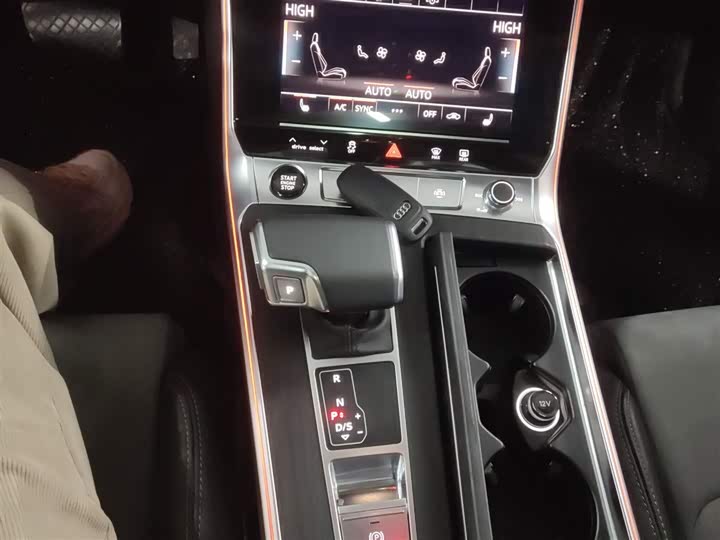 Фото 14 - Audi A6L