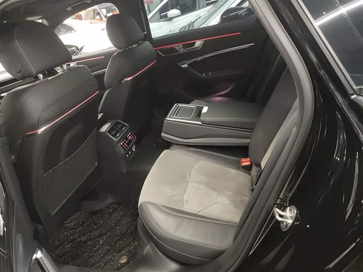 Фото 17 - Audi A6L