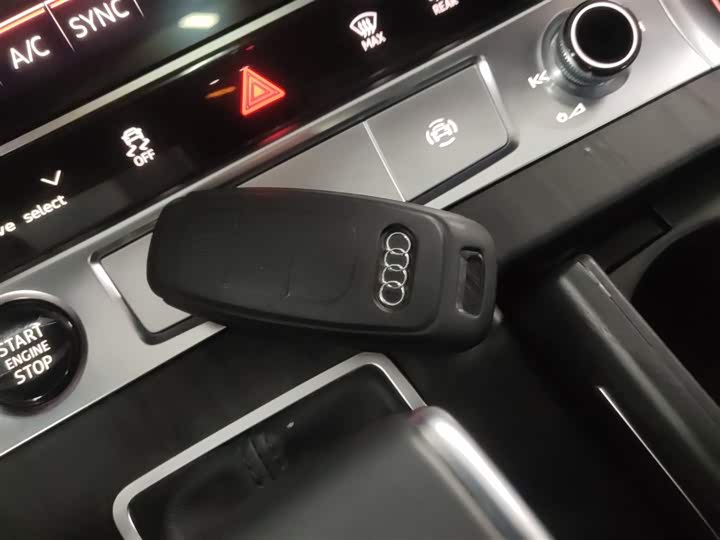 Фото 9 - Audi A6L