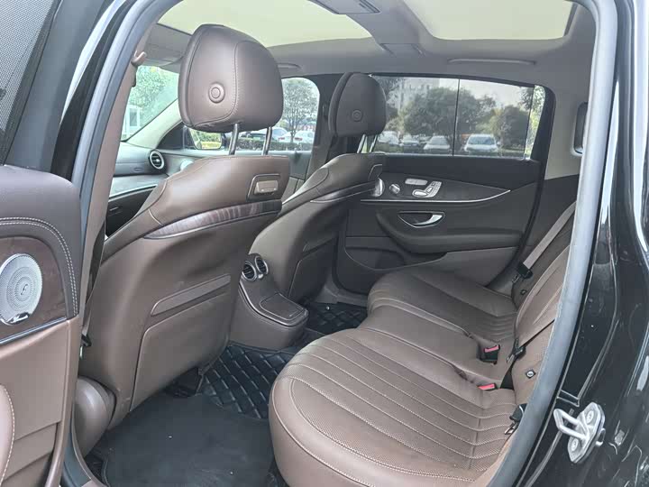 Фото 4 - Mercedes-Benz E-Class