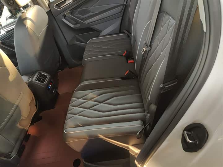 Фото 17 - Volkswagen Tiguan L Hybrid