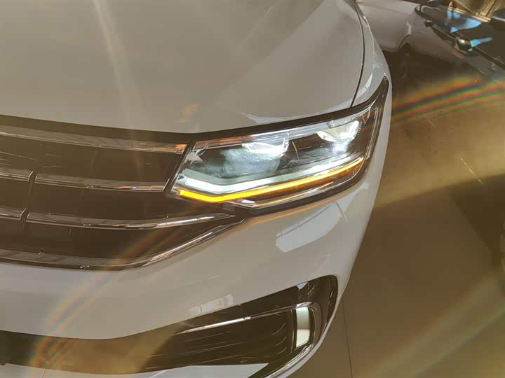 Фото 24 - Volkswagen Tiguan L Hybrid