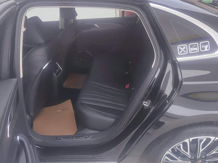 Фото 11 - Hongqi H5