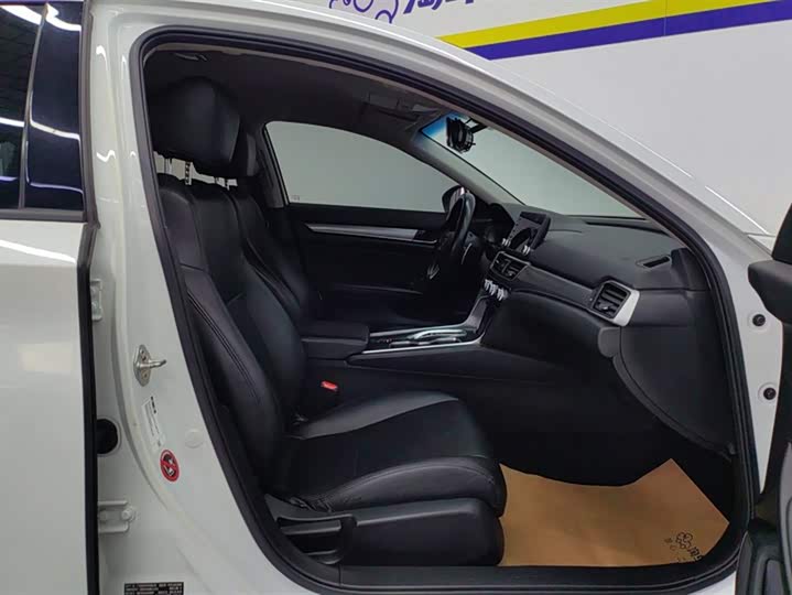 Фото 8 - Honda Accord