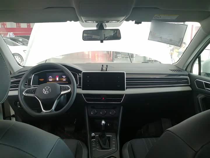 Фото 10 - Volkswagen Tiguan L Pro