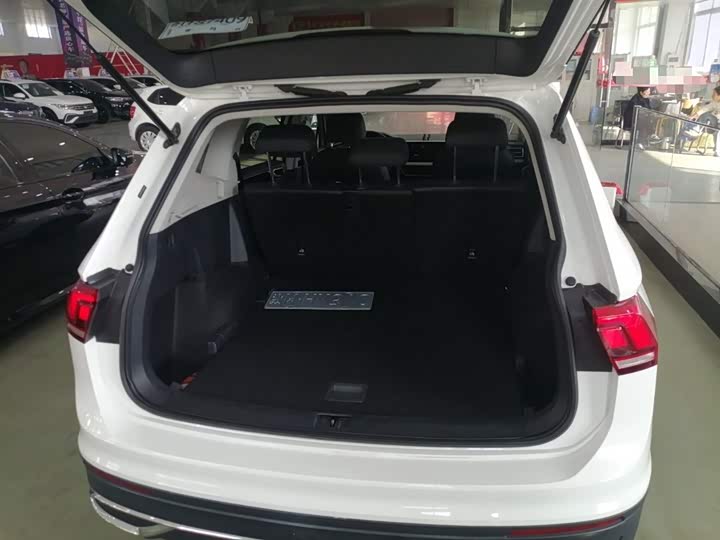 Фото 18 - Volkswagen Tiguan L Pro