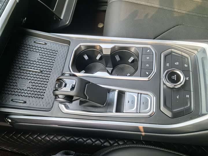 Фото 4 - Tank 400 Hybrid