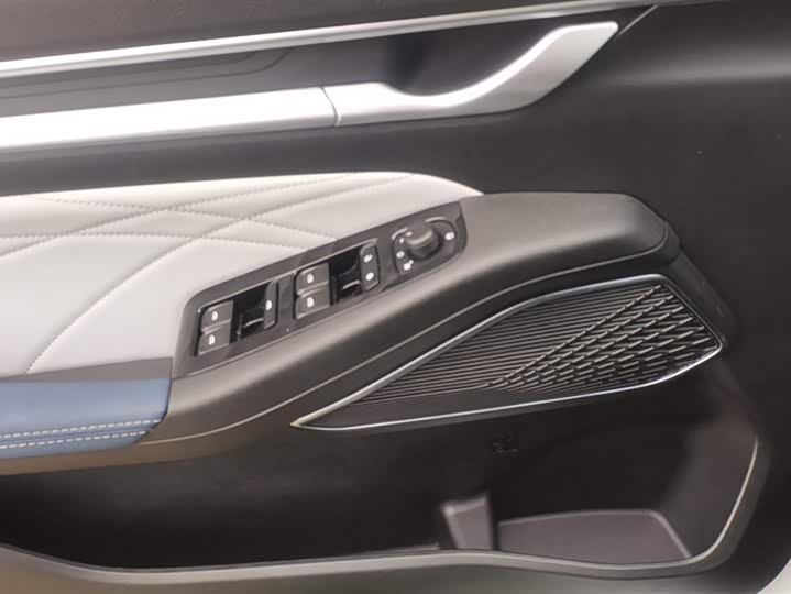 Фото 7 - Geely Emgrand