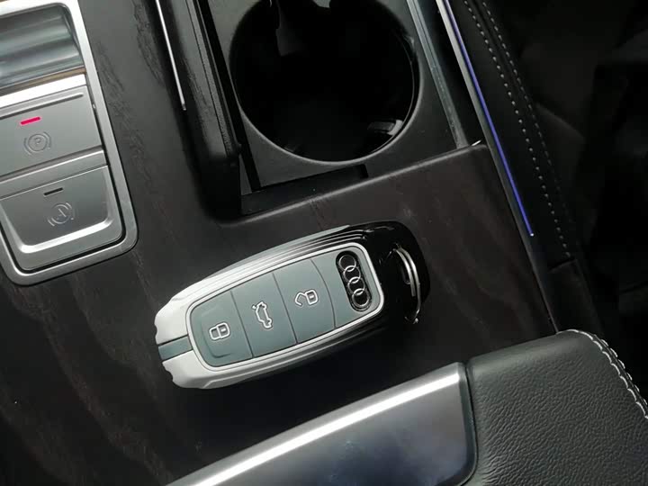 Фото 9 - Audi A6L