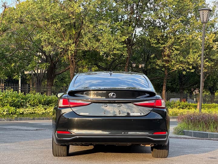 Фото 5 - Lexus ES