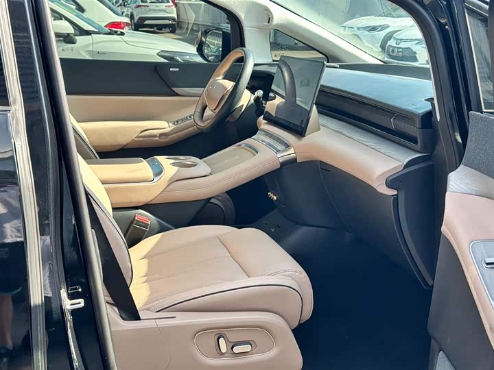 Фото 4 - XPeng X9