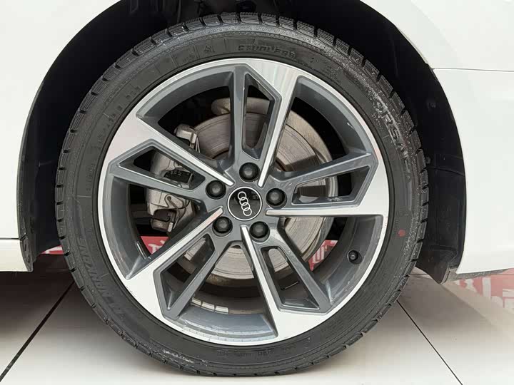 Фото 13 - Audi A4L