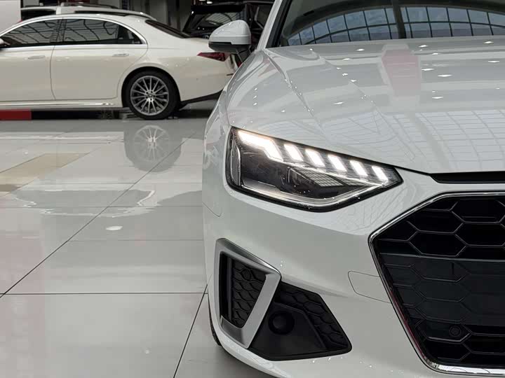 Фото 5 - Audi A4L