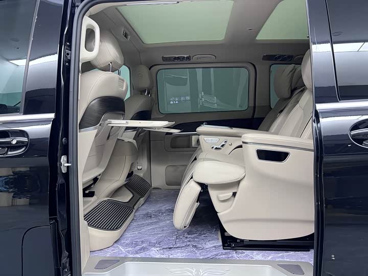 Фото 10 - Mercedes-Benz V-Class