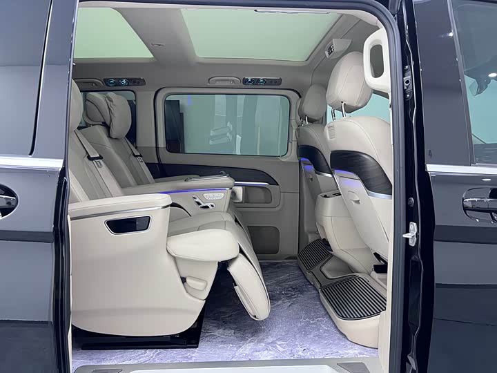 Фото 18 - Mercedes-Benz V-Class