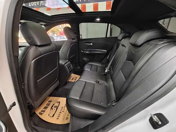 Фото 8 - Cadillac XT4