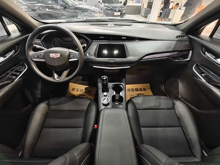 Фото 9 - Cadillac XT4