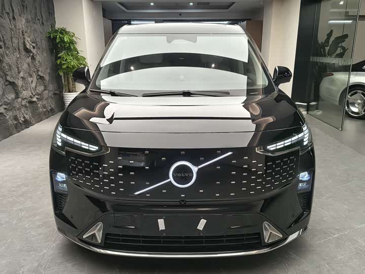 Фото 2 - Volvo EM90