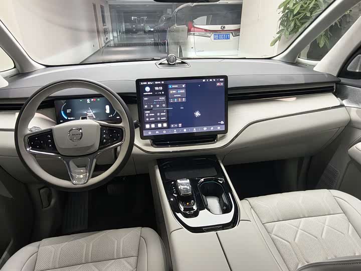 Фото 3 - Volvo EM90