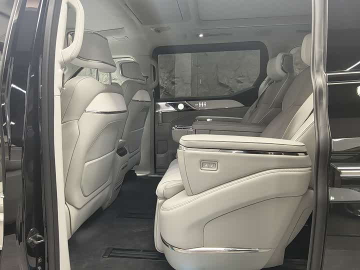 Фото 6 - Volvo EM90