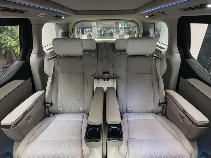 Фото 7 - Volvo EM90