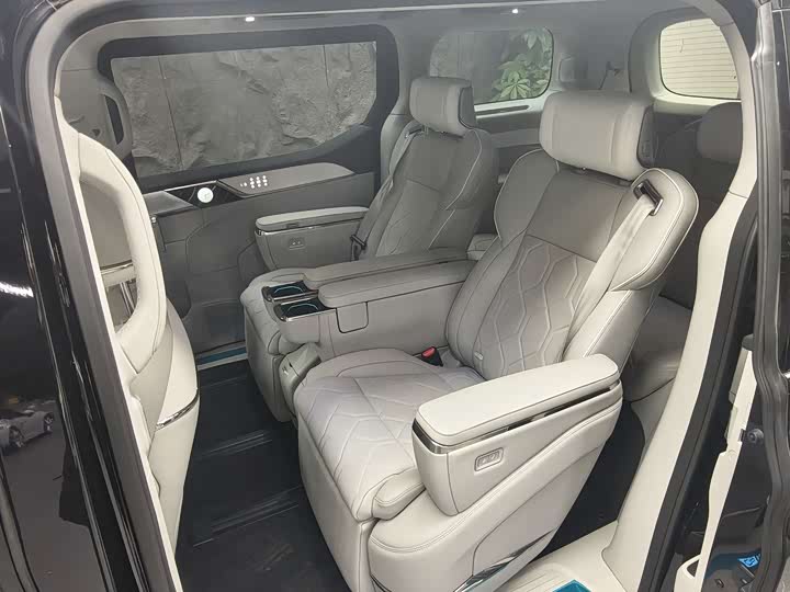 Фото 8 - Volvo EM90