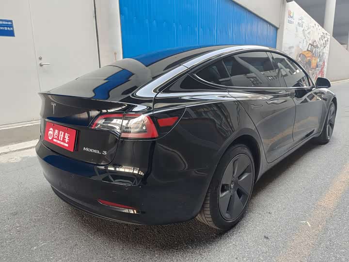 Фото 4 - Tesla Model 3