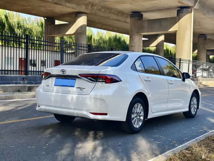 Фото 10 - Toyota Corolla