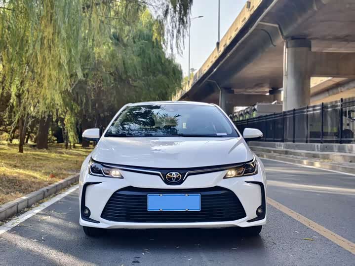 Фото 2 - Toyota Corolla