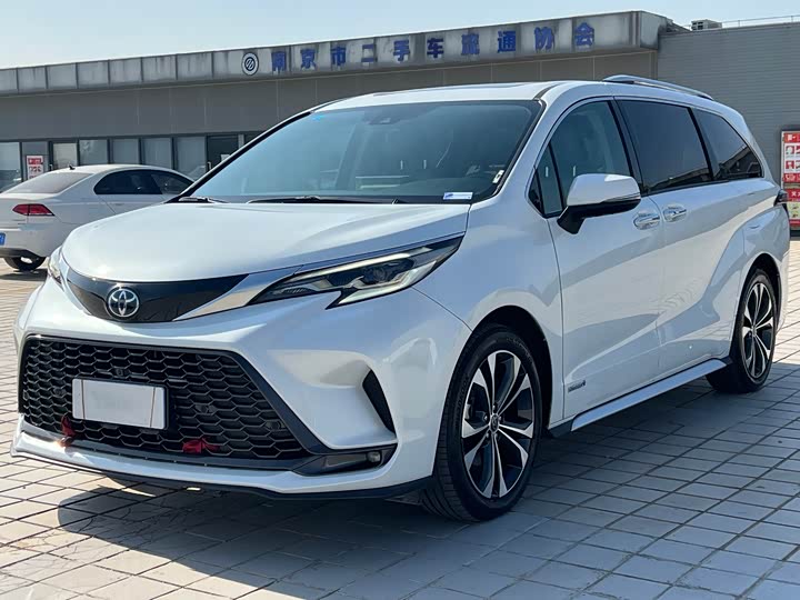 Фото 1 - Toyota Granvia