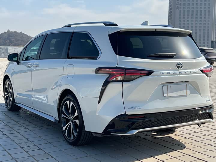 Фото 15 - Toyota Granvia