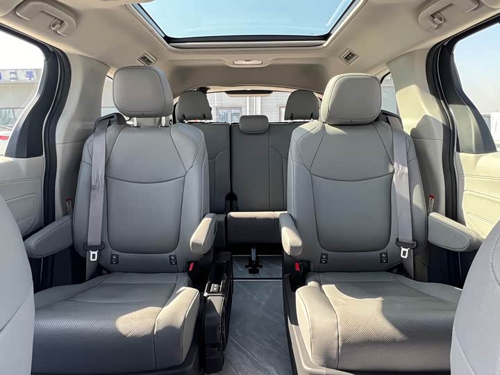 Фото 21 - Toyota Granvia