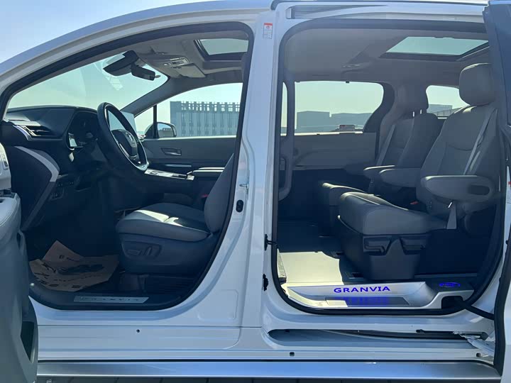 Фото 9 - Toyota Granvia