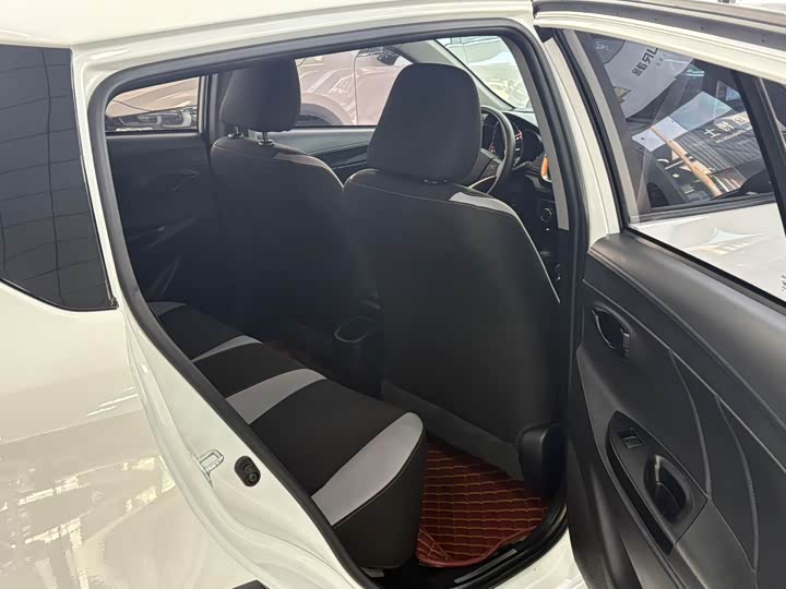 Фото 10 - Toyota Yaris L Hatchback