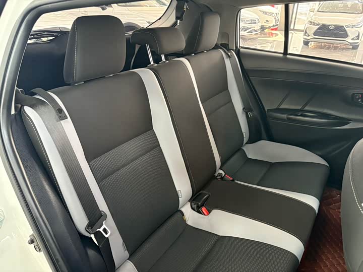 Фото 11 - Toyota Yaris L Hatchback