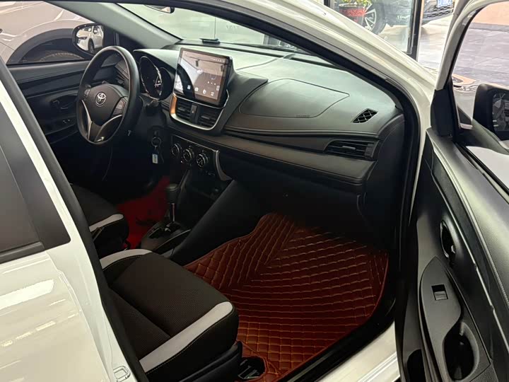 Фото 12 - Toyota Yaris L Hatchback